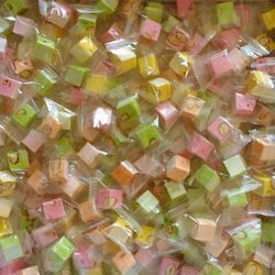 Petits cubes de nougat colorés et parfumés emballés individuellement - x10
